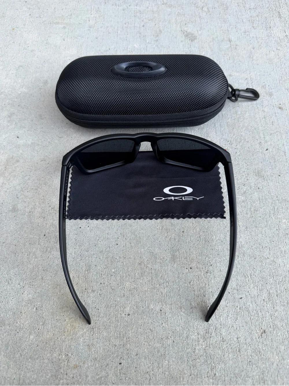 Oakley Holbrook Sunglasses Red / Black Frame Polarized Iridium Prizm Lens